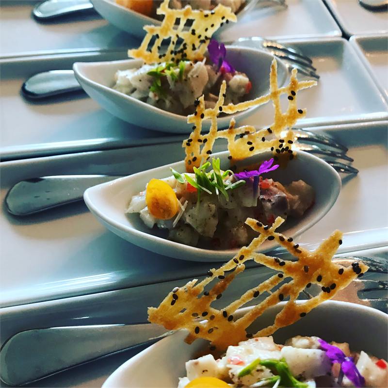 Entrées individuelles aux tuiles dentelle et fleurs comestibles