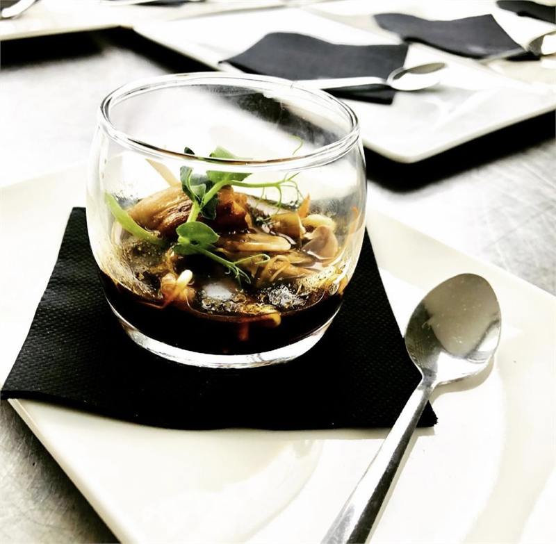 Foie gras poêlé, bouillon thaï et légumes croquants en verrine