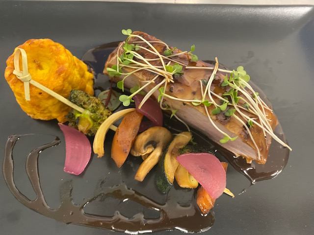 Longe de porc teriyaki, légumes rôtis et pousses fraîches