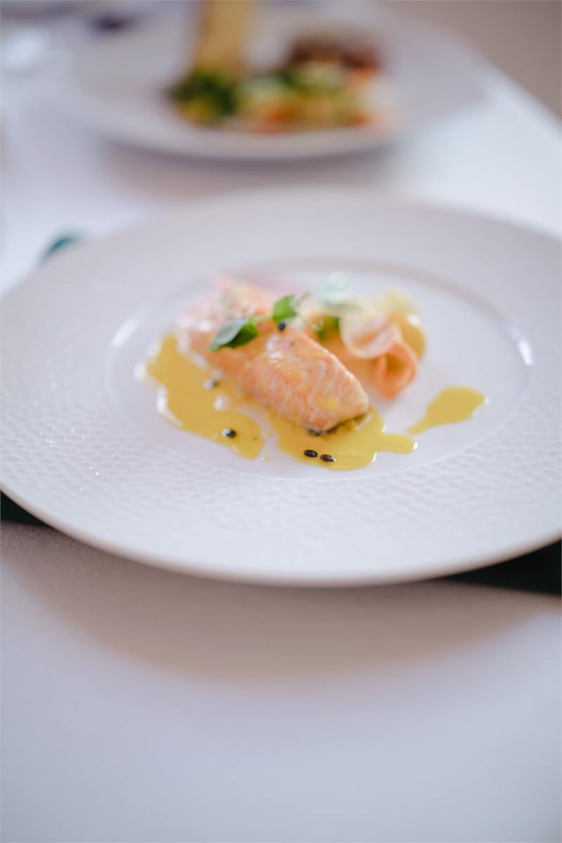 Assiette de saumon et sauce aux agrumes servie lors d’un dîner de mariage
