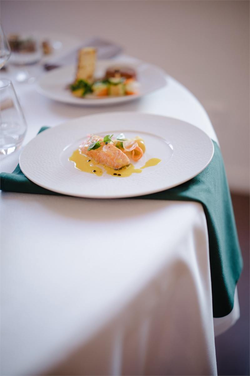 Assiette de saumon et beurre d’agrumes servie lors d’un dîner de mariage